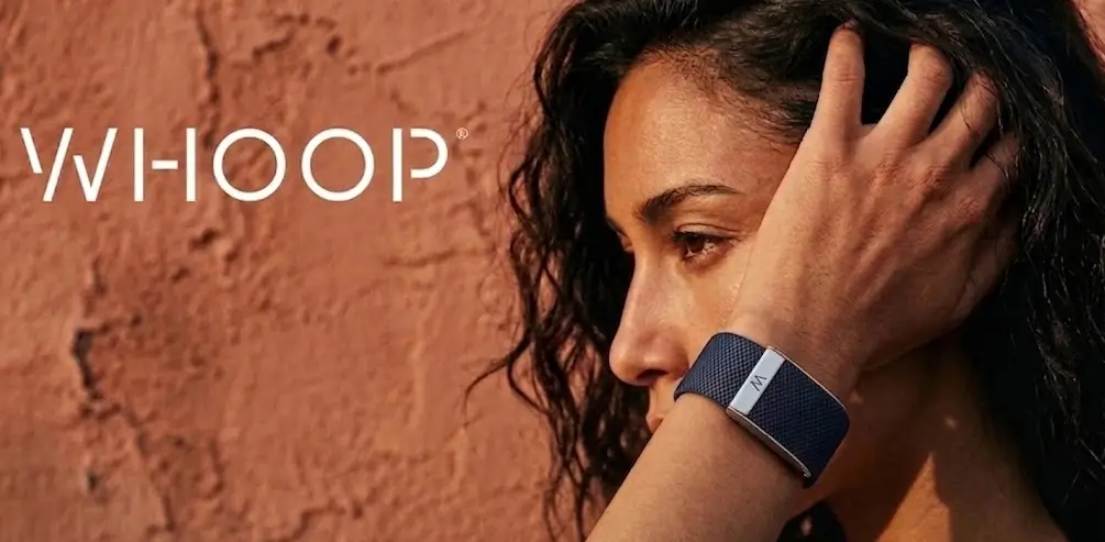 Mujer usando una pulsera de actividad física deportiva Whoop azul marino con cierre plateado